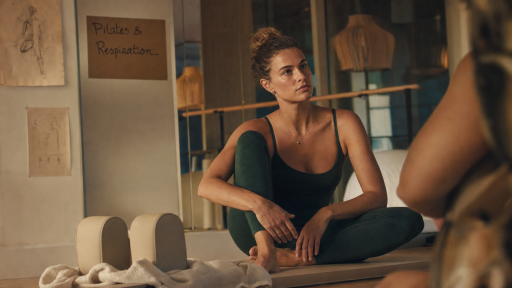 Association pilates en studio : séance sur tapis avec coach