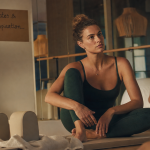 Association pilates en studio : séance sur tapis avec coach