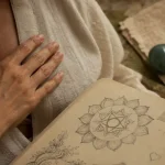 Chakra du cœur bloqué symptômes : main sur la poitrine, Anahata, lotus 12 pétales