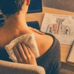 Douleur en haut du dos : compresse chaude sur les omoplates