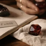 Grenat vertus : pierre de grenat rouge, vitalité et ancrage