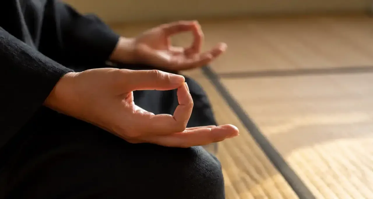 Mains en mudra pendant une méditation, gros plan