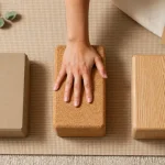 Brique yoga en liège, mousse et bois pour tester la stabilité.
