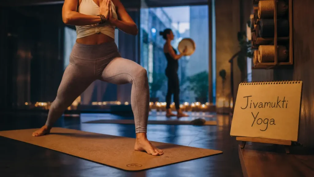 Jivamukti yoga à New York : pratiquante en posture de guerrier, musique et méditation