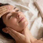Yoga du visage : automassage front et mâchoire pour tonifier l’ovale