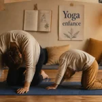 Yoga enfance : enfant en posture du chat sur tapis