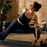 Yoga iyengar : alignement précis, supports et sangle en studio