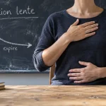 Exercices de respiration : respiration lente, main sur le ventre