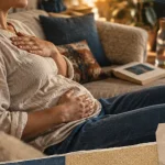 Respiration abdominale : ventre qui guide le souffle, personne assise